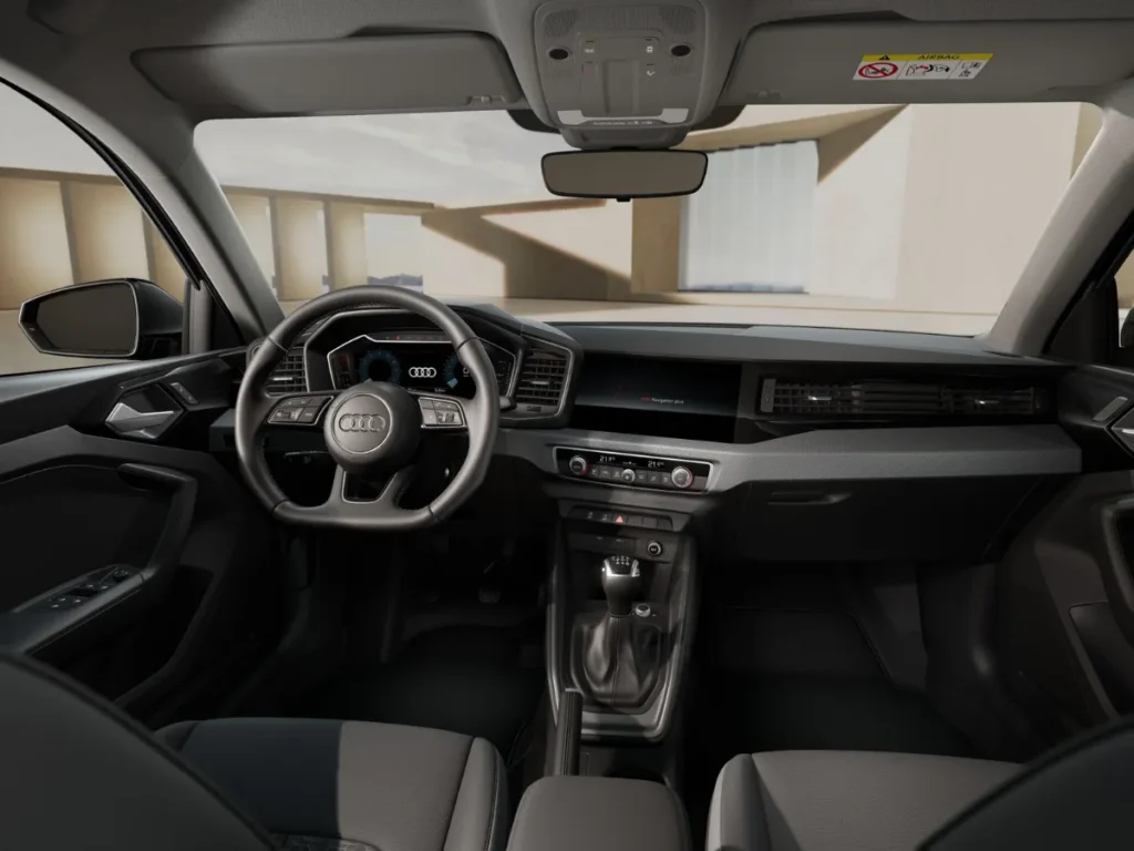 Interior del Audi A1 Sportback blanco, salpicadero moderno con pantalla central y volante multifunción