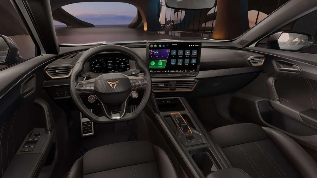 Interior del CUPRA Formentor gris Magnetic con salpicadero moderno, volante deportivo y pantalla central multimedia en ofert…