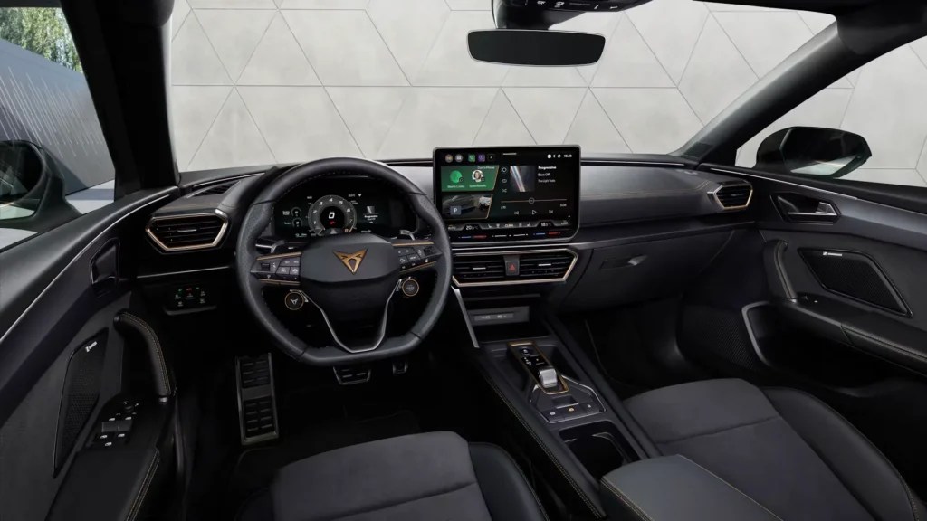 Interior del CUPRA León gris Magnetic con diseño deportivo, volante multifunción y pantalla central para oferta de renting