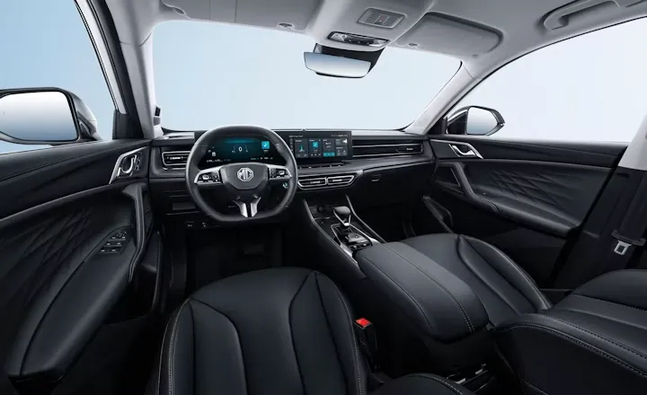 Interior del MG HS de renting con salpicadero moderno, pantalla central táctil y volante multifunción en acabado oscuro