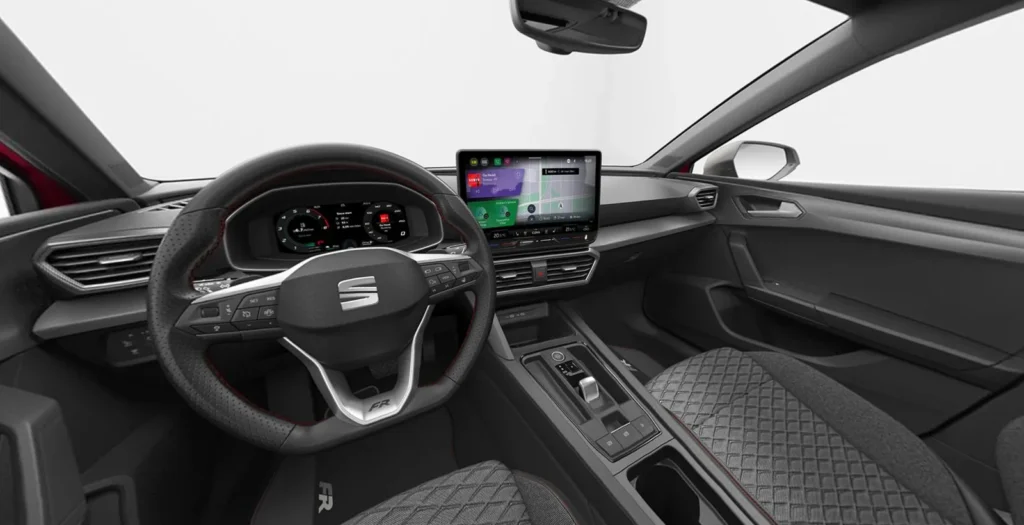 Interior del SEAT León rojo metalizado con cambio manual en oferta de renting Movento Renting