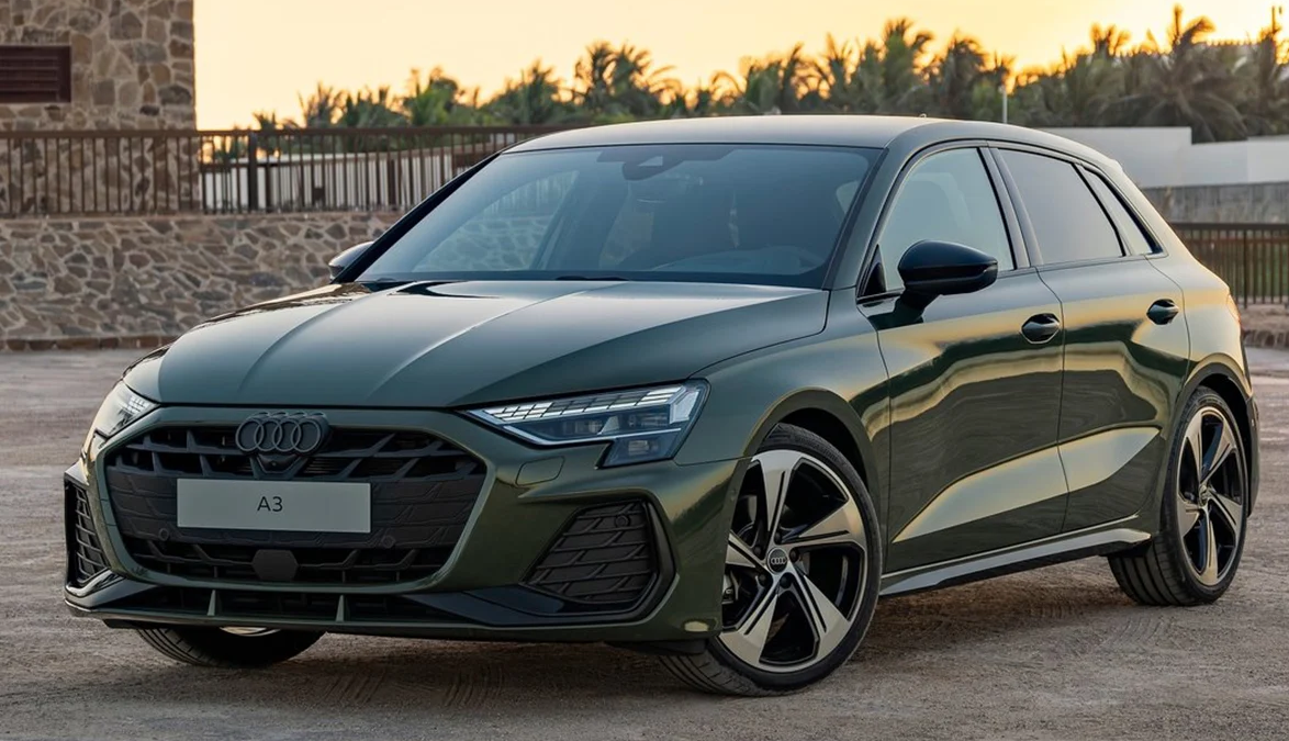 Coche Audi gris oscuro de renting en posición frontal sobre fondo blanco, imagen de portada para Movento Renting