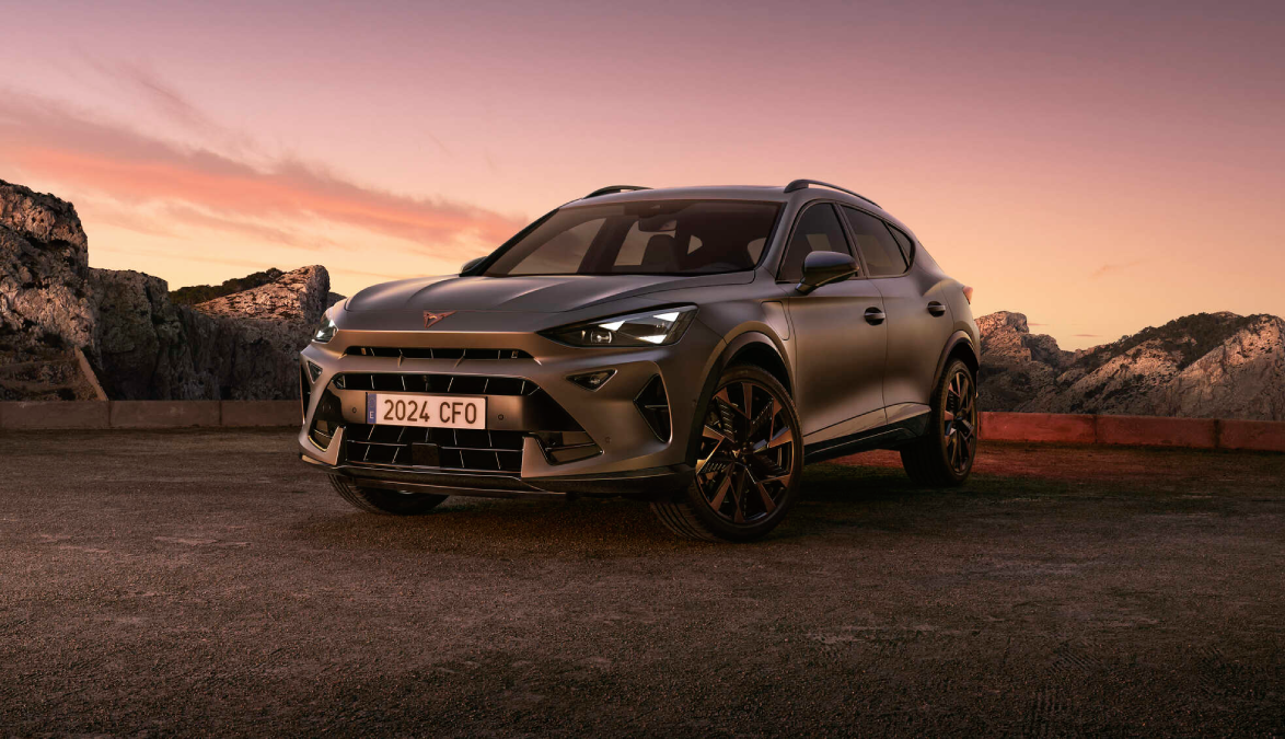 CUPRA de color oscuro en carretera, vista frontal dinámica, usado como imagen de portada para oferta de renting