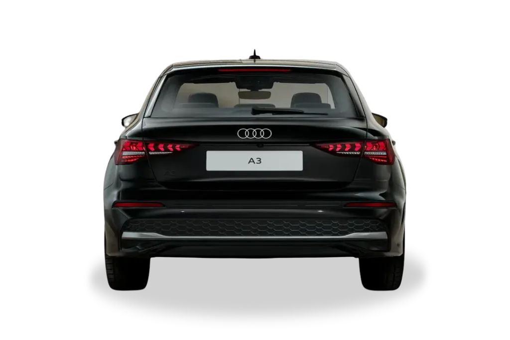 Vista trasera de un Audi A3 TFSI en color claro, aparcado en exterior, detalle del diseño posterior del compacto premium