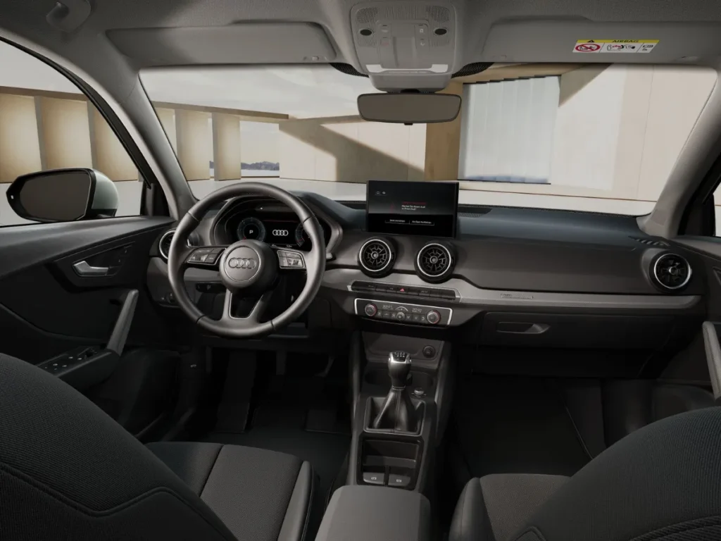 Interior del Audi Q2 PHEV negro en oferta de renting flexible Movento Renting, con salpicadero moderno y asientos delanteros