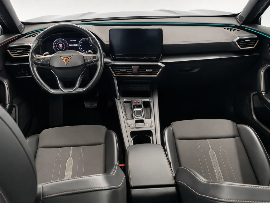 Interior del CUPRA Formentor Azul Fiord en oferta de renting flexible Movento Renting, con salpicadero moderno y volante mul…