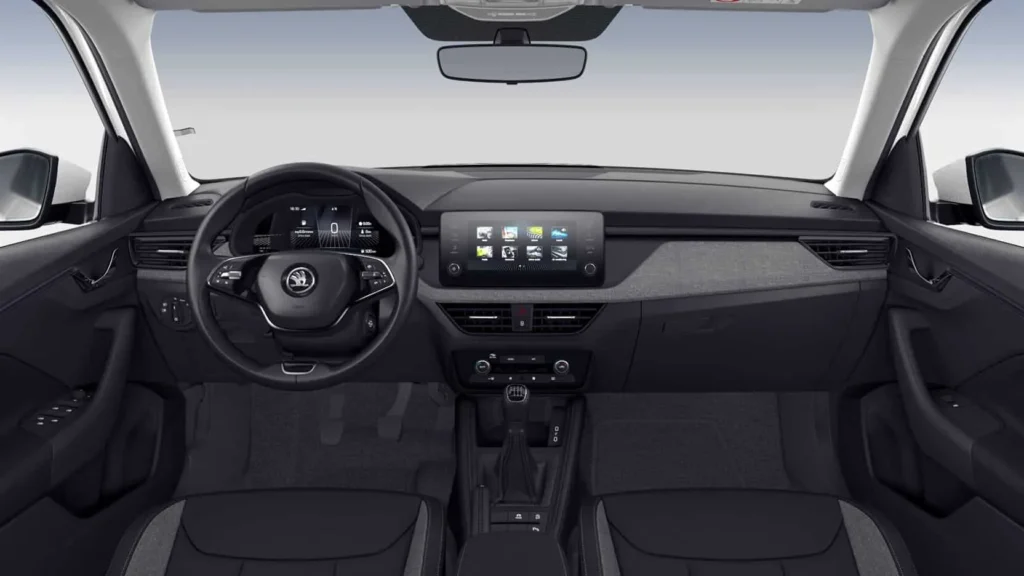 Interior del Skoda Kamiq blanco con volante multifunción y salpicadero moderno en oferta de renting flexible