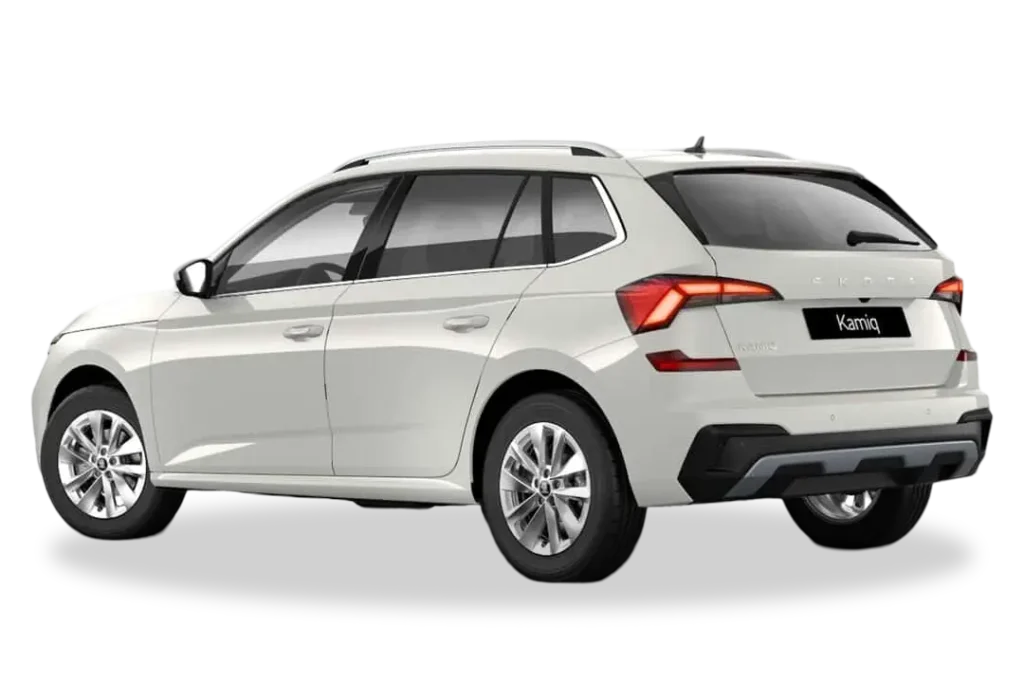 Vista trasera de un Skoda Kamiq blanco Candy aparcado, destacando el diseño del portón y pilotos posteriores