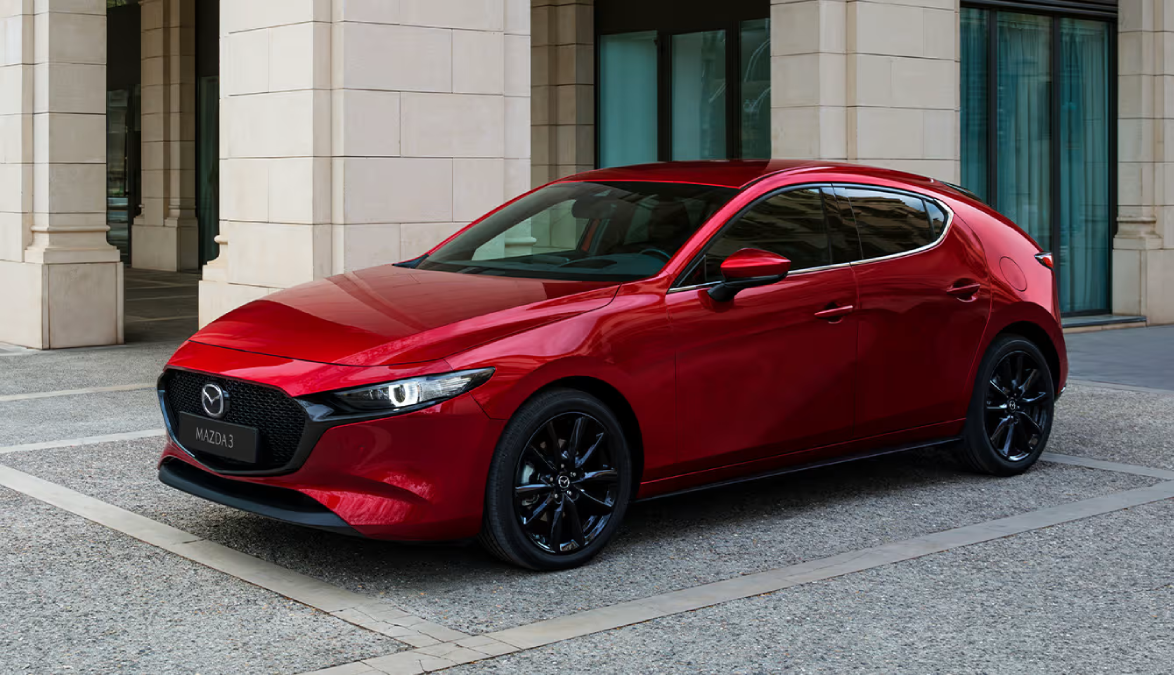 Coche Mazda rojo aparcado en exterior urbano, imagen de portada para oferta de renting en Movento Renting